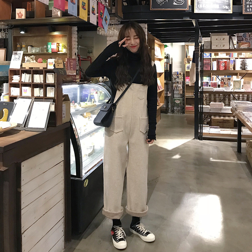 Real-price 2018 Korean version of the new loose woolen broad-legged pants, pants, high-collar bottom shirt and strap skirt