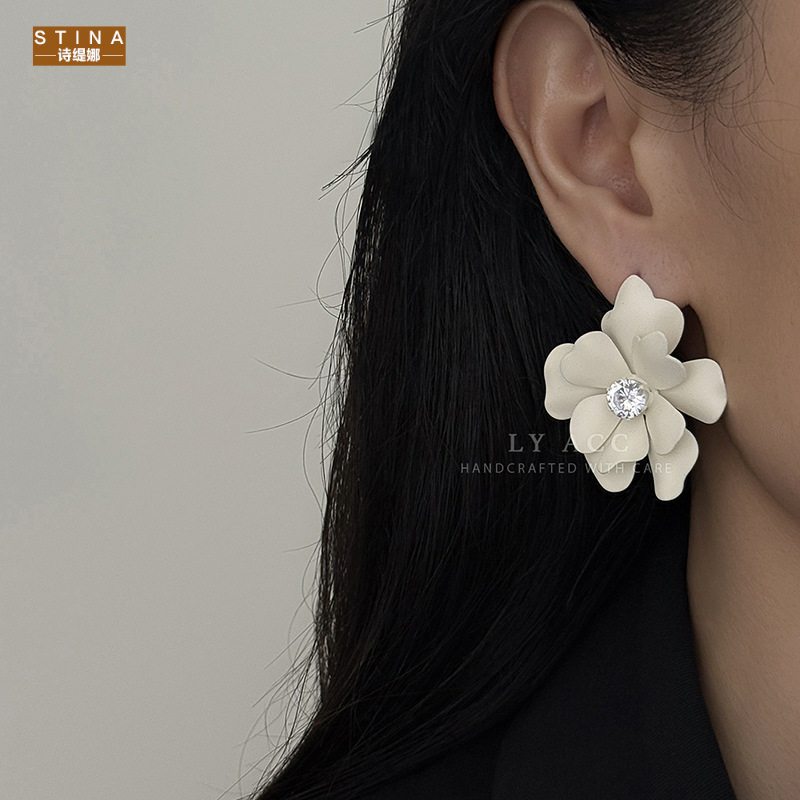 STINA多层立体花朵耳钉克莱因蓝