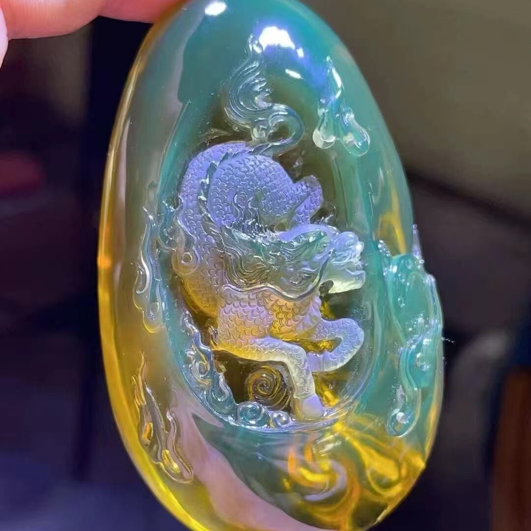 正品天然缅甸琥珀顶货金棕泛柳青 麒麟 浮雕吊坠名家工艺收藏礼品