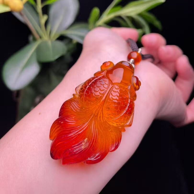 正品天然缅甸琥珀精美干放血珀年年有 圆雕吊坠文玩工艺珠宝饰品