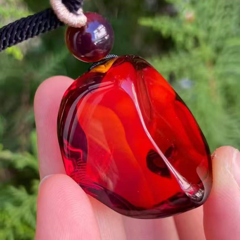 正品天然缅甸琥珀精美玻璃底樱桃红血珀随形小吊坠文玩珠宝饰品