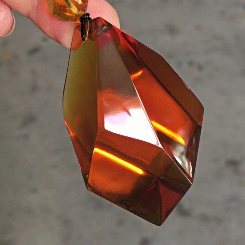 正品天然缅甸琥珀精美玻璃种净水血红茶钻切吊坠文玩收藏珠宝饰品