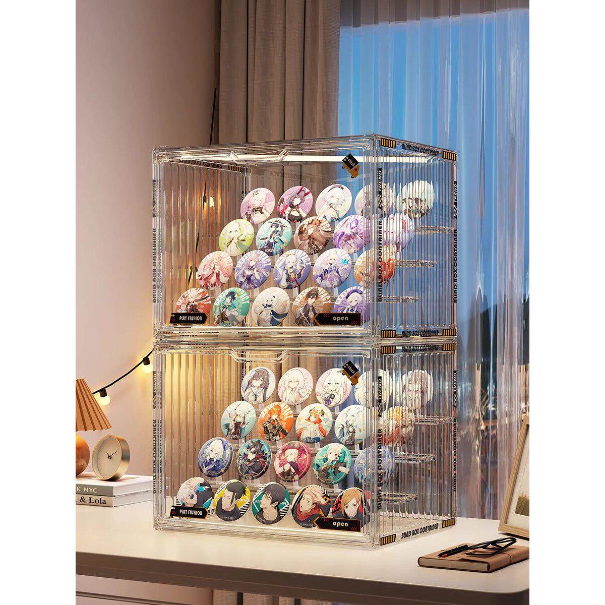 桌面吧唧收纳盒透明亚克力展示柜防尘徽章谷子动漫周边立牌展示架