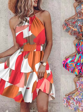 A sleeveless, cinched-waist skirt with a neckline 挂脖收腰裙