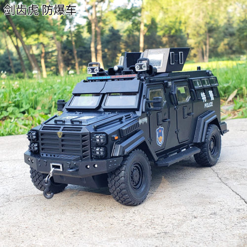 1:24剑齿虎防爆车装甲车合金警车模型声光回力男孩玩具军事越野车