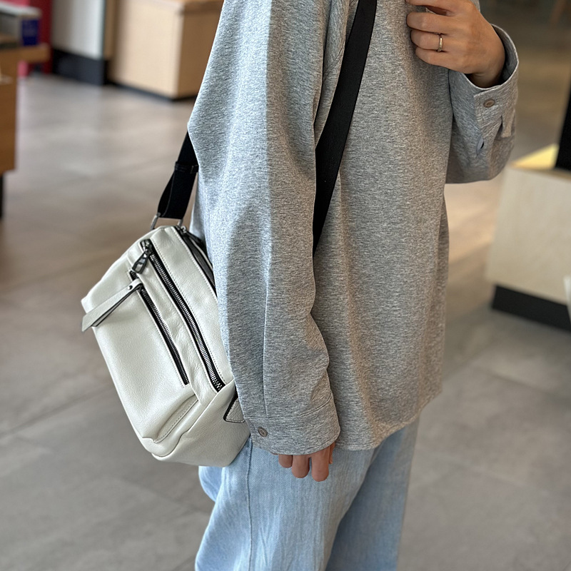 2024春夏新款女式真皮斜挎小包休闲轻便百搭单肩斜跨包女头层