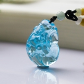 手工雕件 如意福兽大师 蓝润透泽 天然瑞士蓝托帕石吊坠 收藏级