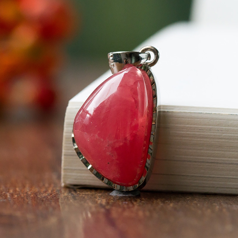 阿根廷国宝冰种红纹石裸石吊坠纯银包边镶嵌简约大气旺人缘正桃花
