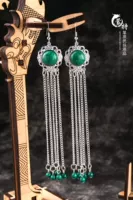 Длинный, с драгоценным камнем