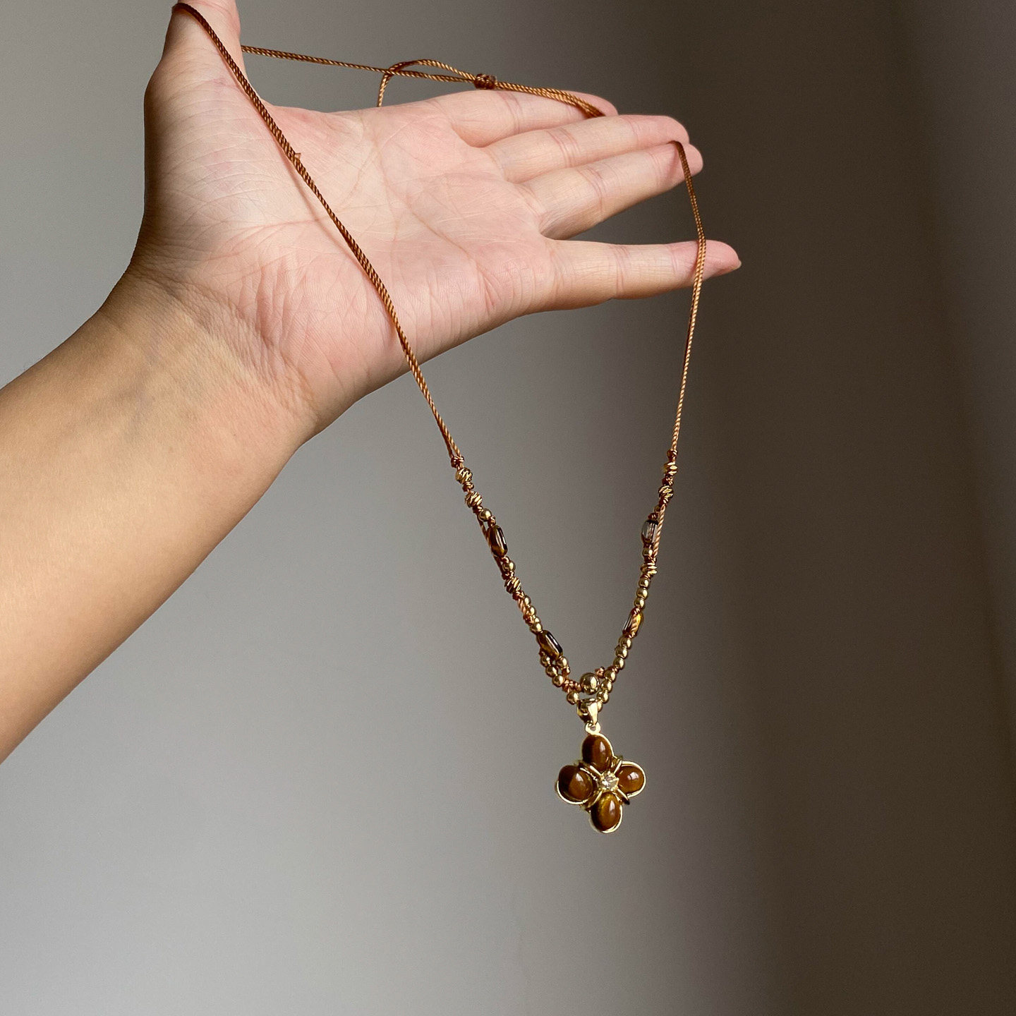 美拉德仿虎眼石四叶花项链女款2025新款长款秋冬毛衣链轻奢高级感