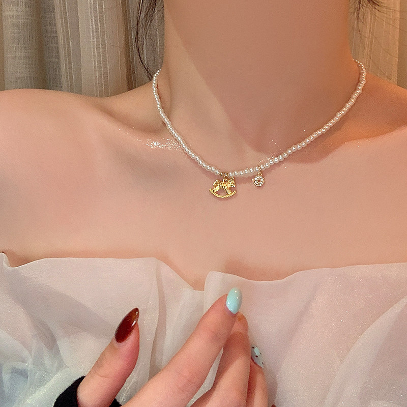 马上有钱碎冰冰小马吊坠珍珠项链轻奢小众高级感毛衣链女配饰套装
