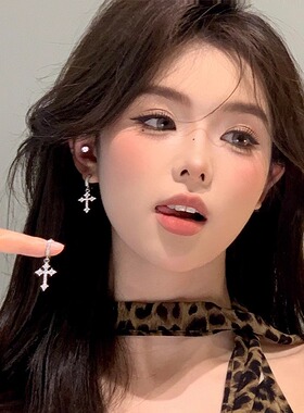 时髦博主 超闪十字架耳环女2026新款爆款高级感耳圈简约镶钻耳饰