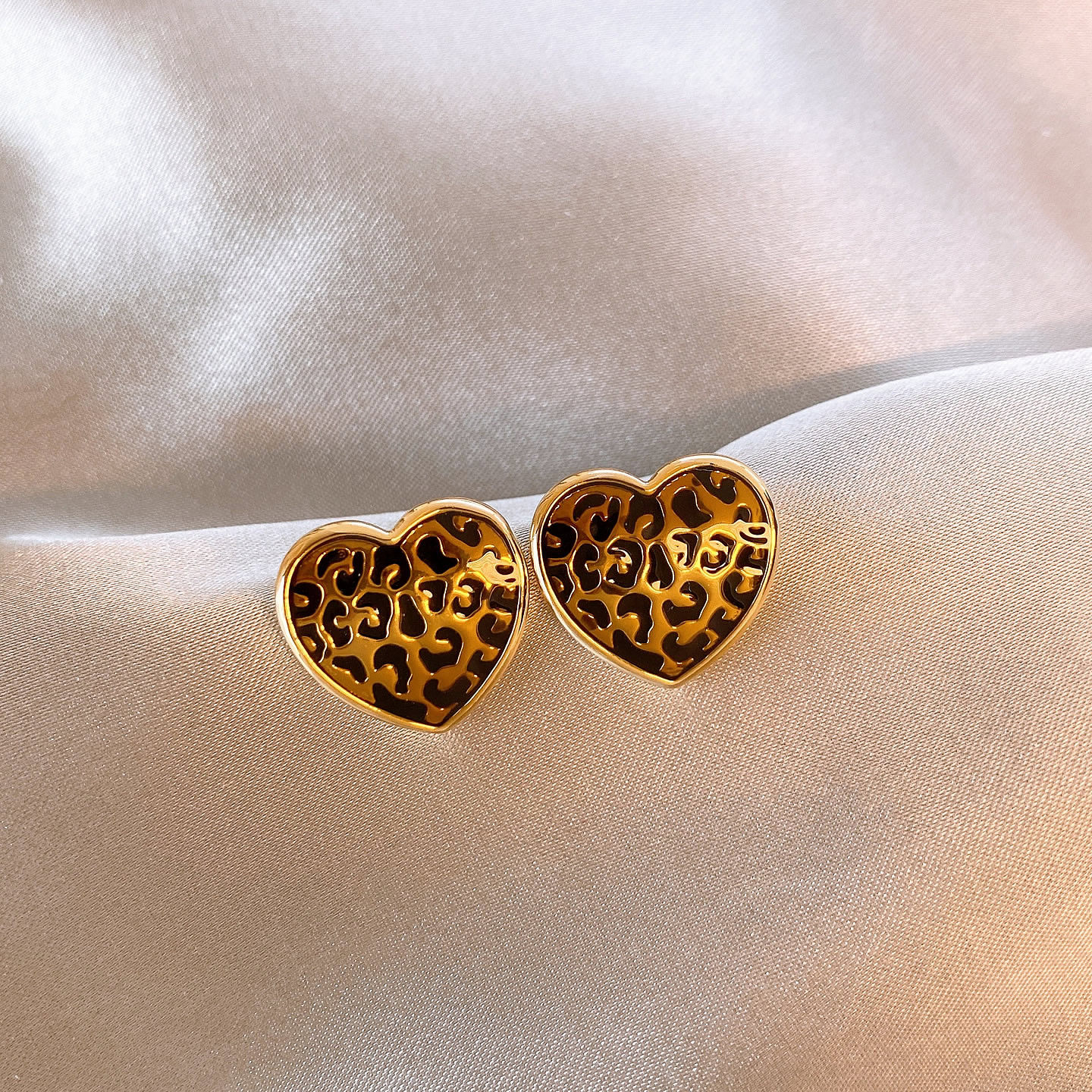 豹纹爱心耳钉高级感超好看独特漂亮耳饰品2025新款爆款秋冬耳环女
