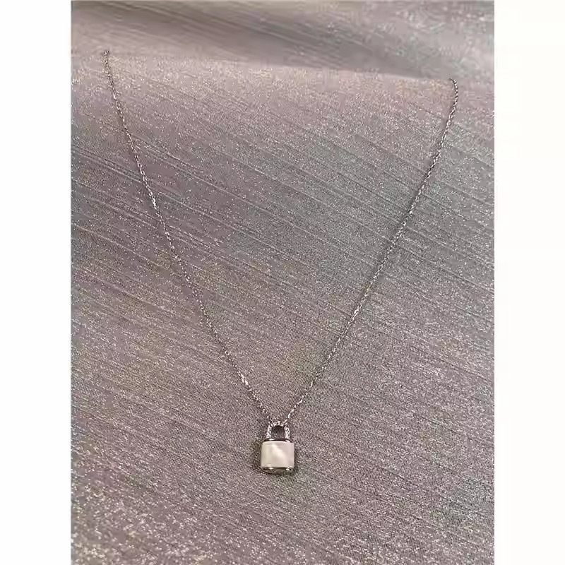 仿贝母锁头吊坠项链女2026新款爆款轻奢小众高级感锁骨链气质颈链