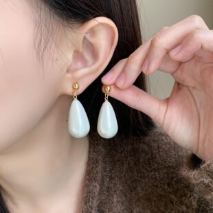 奶油白水滴仿珍珠耳钉轻奢小众高级感耳环2026新款 方圆脸气质耳饰