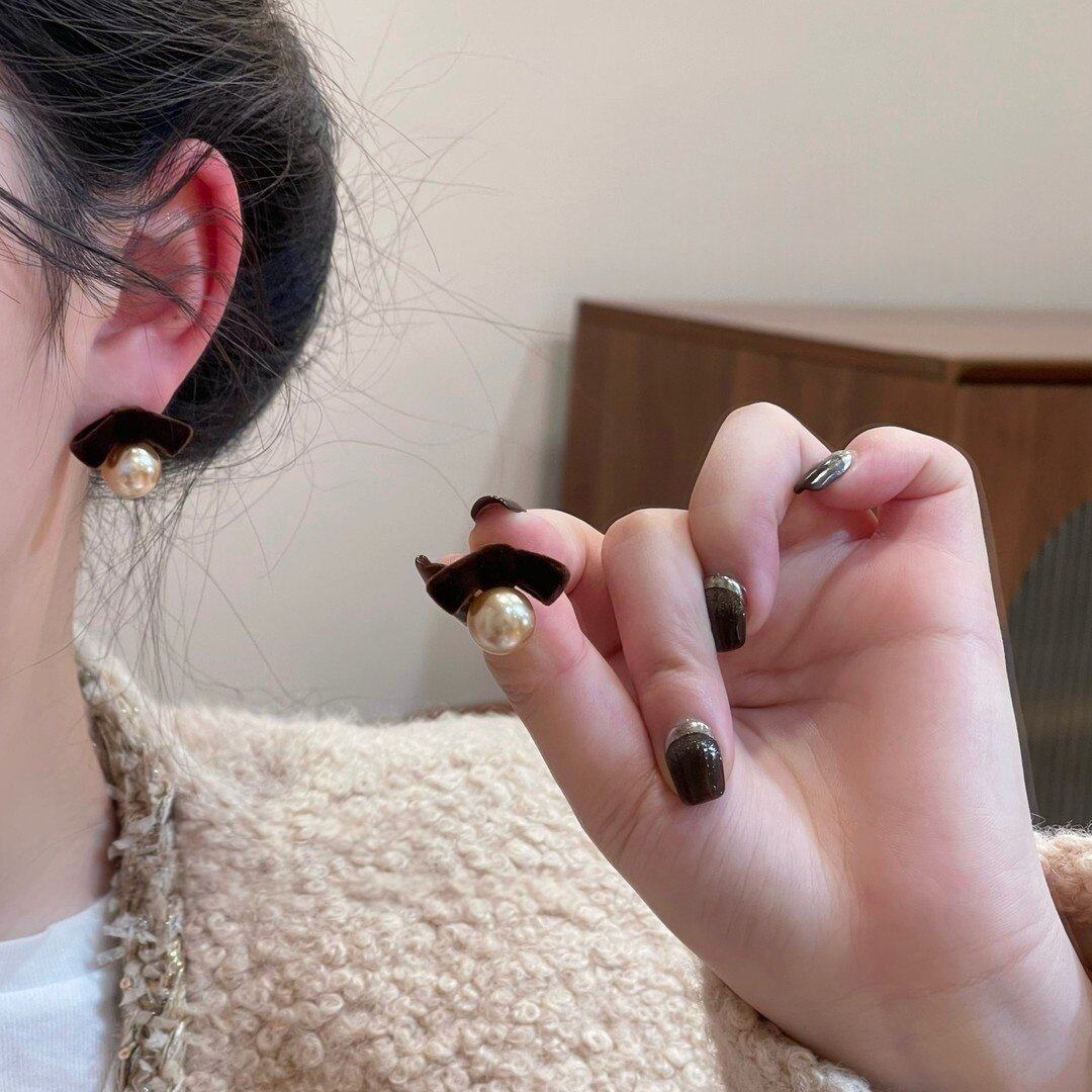 秋冬棕色植绒蝴蝶结珠珠耳钉2025新款复古设计感耳环时尚百搭耳饰,饰品/流行首饰/时尚饰品新,耳钉,淘宝优惠券,粉丝福利购,淘宝优惠卷