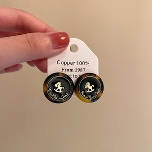 美拉德金色小马耳钉女2025年新款秋冬耳饰轻奢高级感气质大气耳环