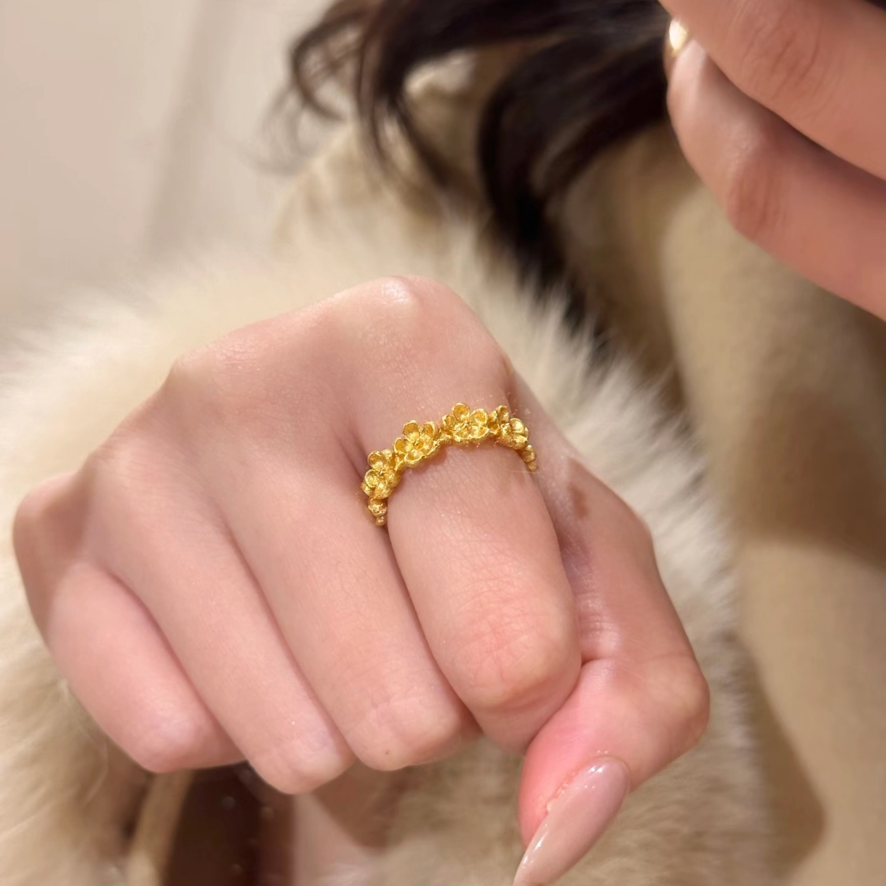 2026新款拉丝花朵戒指女爆款轻奢高级感沙金黄色小众设计食指戒环