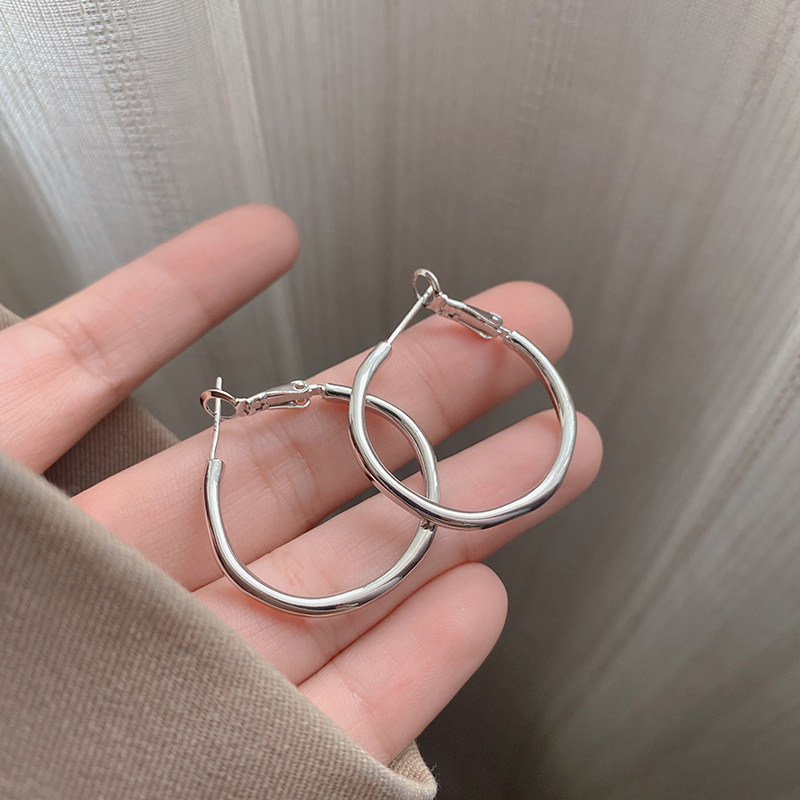 银色素圈圈耳环2025新款爆款小众设计感高级耳圈耳钉冷淡风耳饰女