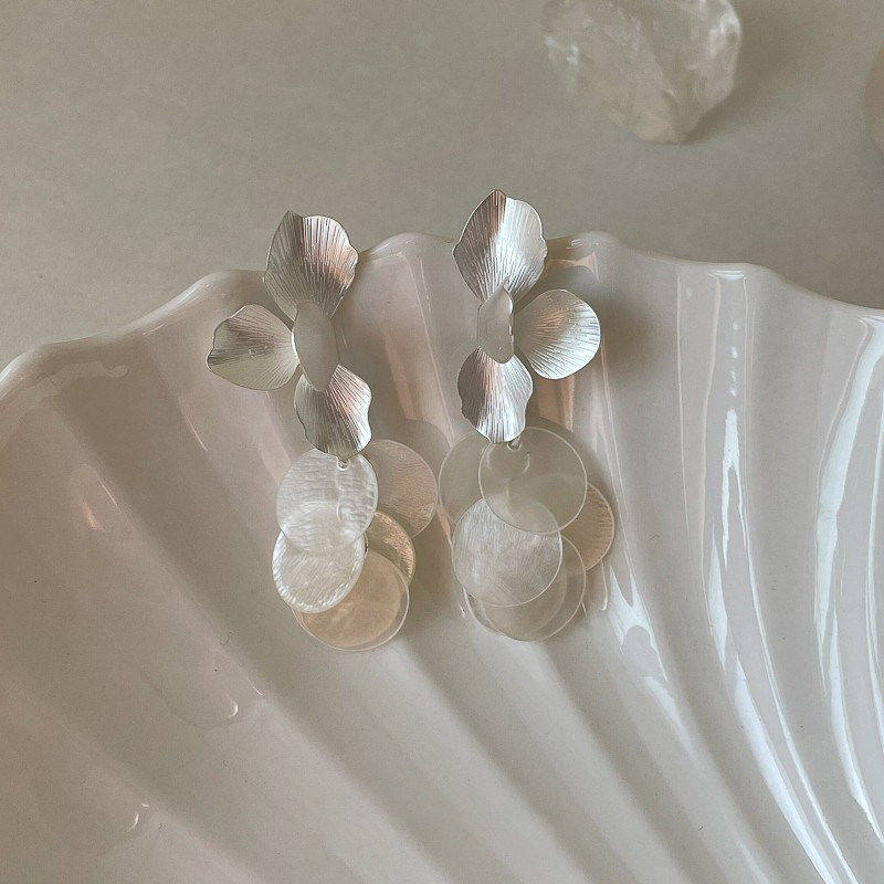 银色花朵贝壳流苏耳环女轻奢小众设计高级感耳钉气质百搭绝美耳饰 - 实物图