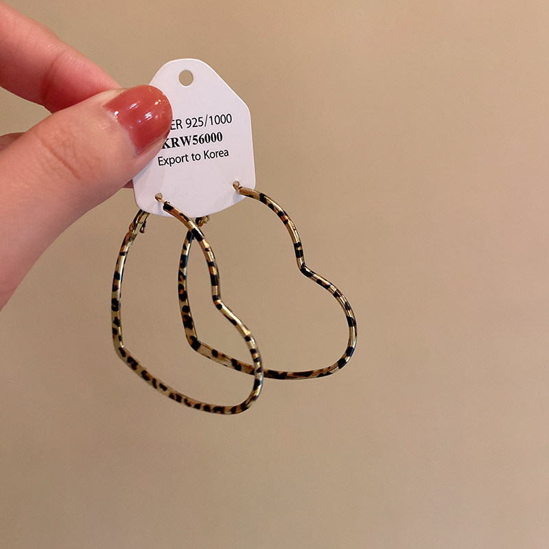 复古港风爱心豹纹耳圈2025新款辣妹设计感耳环耳钉显脸小百搭耳饰