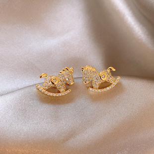金色木马钱币微镶耳钉女2025新款爆款高级感耳饰精致独特漂亮耳环
