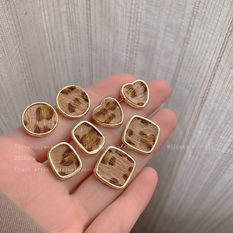 港风初秋豹纹小耳钉女显气质简约时尚通勤耳环小众设计感极简耳饰,饰品/流行首饰/时尚饰品新,耳钉,淘宝优惠券,粉丝福利购,淘宝优惠卷