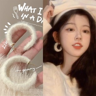 秋冬新款 毛绒C型白色毛耳钉女小众设计感气质甜美大圆圈百搭耳饰