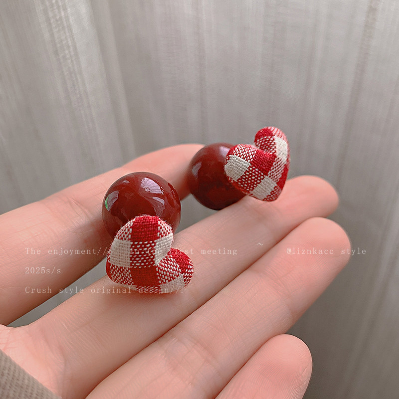 一只番茄酱秋冬款车厘子红爱心格子珍珠耳环轻奢高级感耳钉女耳饰