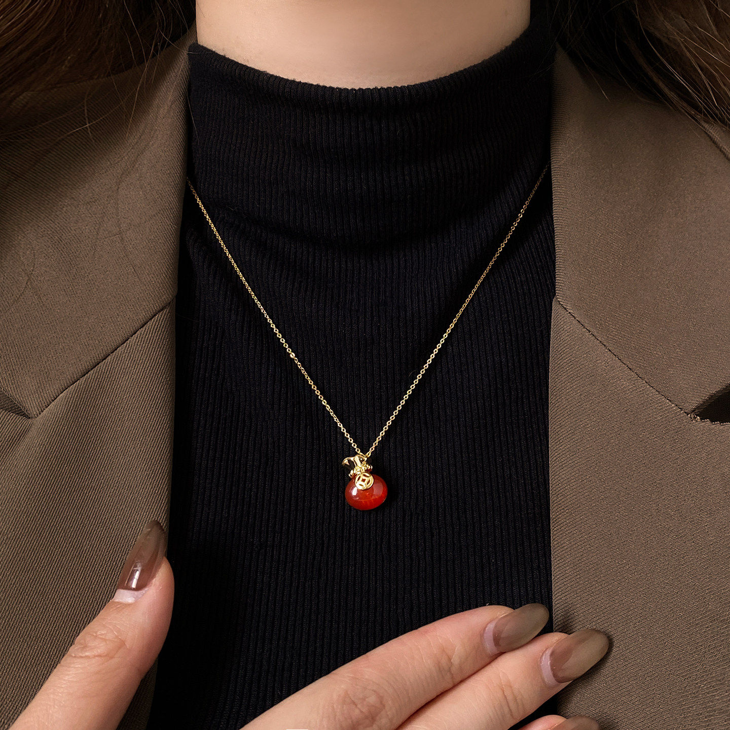 红色玛瑙小钱币吊坠项链女2026新款高级感轻奢小众毛衣链新年配饰