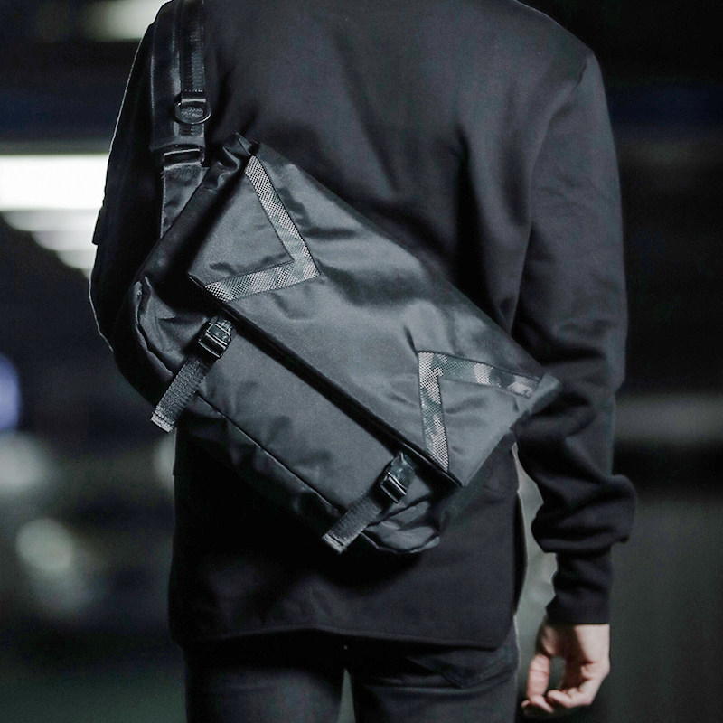 斜挎包男潮牌邮差包骑行死飞包运动休闲背包女学生书包宽带单肩包