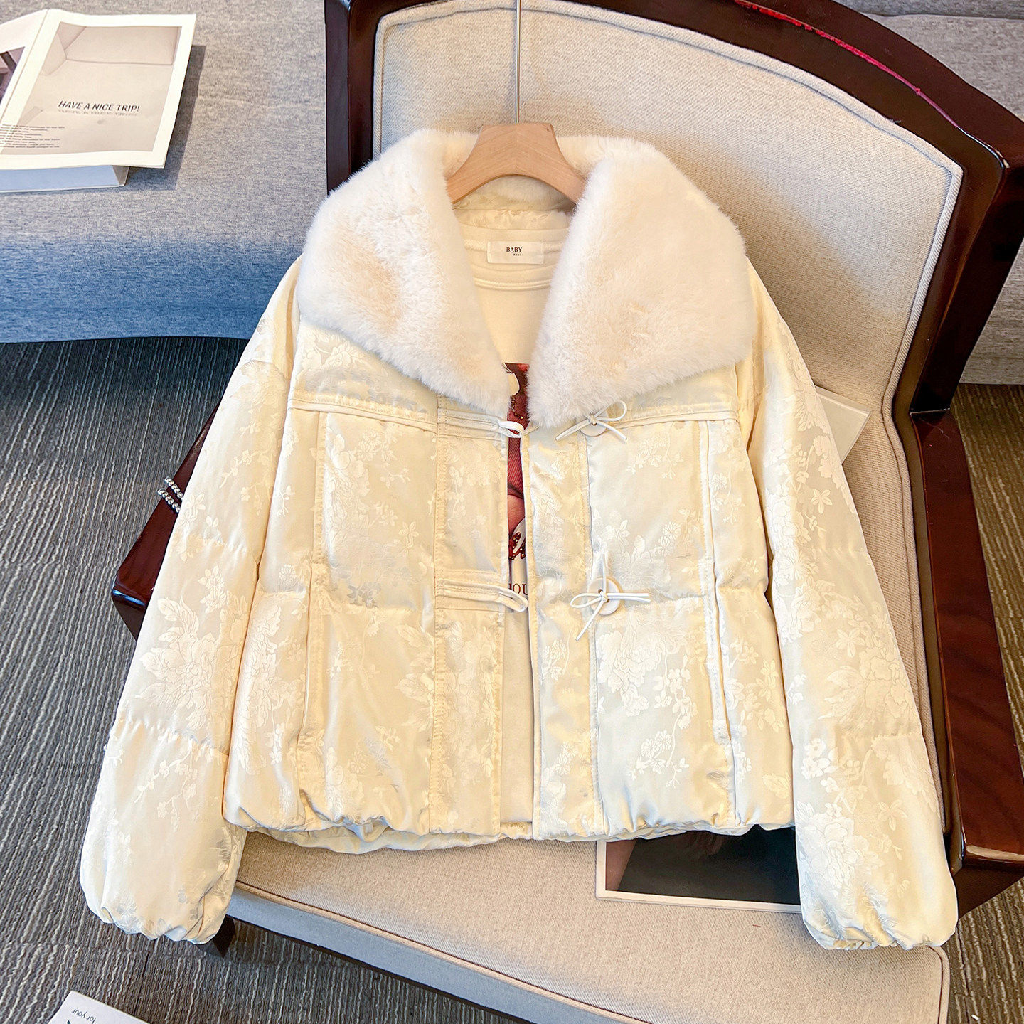 新中式国风超好看白色羊羔毛翻领提花羽绒服女短款2025冬装厚外套,女装/女士精品,羽绒服,淘宝优惠券,粉丝福利购,淘宝优惠卷