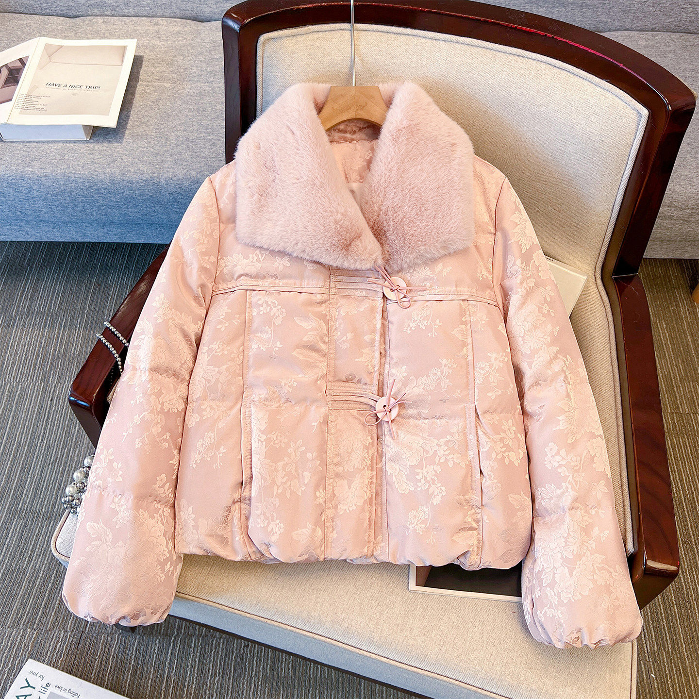 绝美粉色新中式羊羔毛翻领提花羽绒服女短款2025冬装加厚保暖外套,女装/女士精品,羽绒服,淘宝优惠券,粉丝福利购,淘宝优惠卷