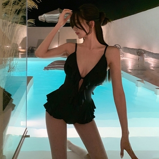 黑色吊带V领荷叶边镂空连体泳衣女韩国ins小胸露背泡温泉性感大胸