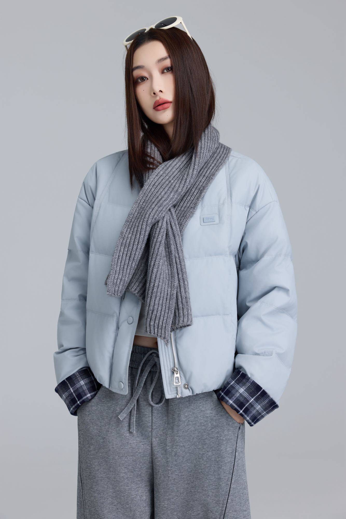 25新款时尚休闲配围巾羽绒服女短款宽松保暖白鸭绒外套美丽穿MLC