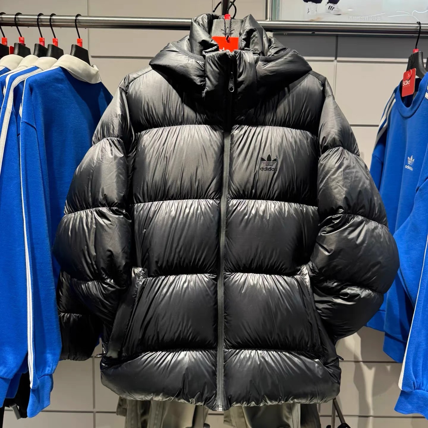 adidas阿迪达斯男士短款连帽羽绒服黑色保暖外套IW3454