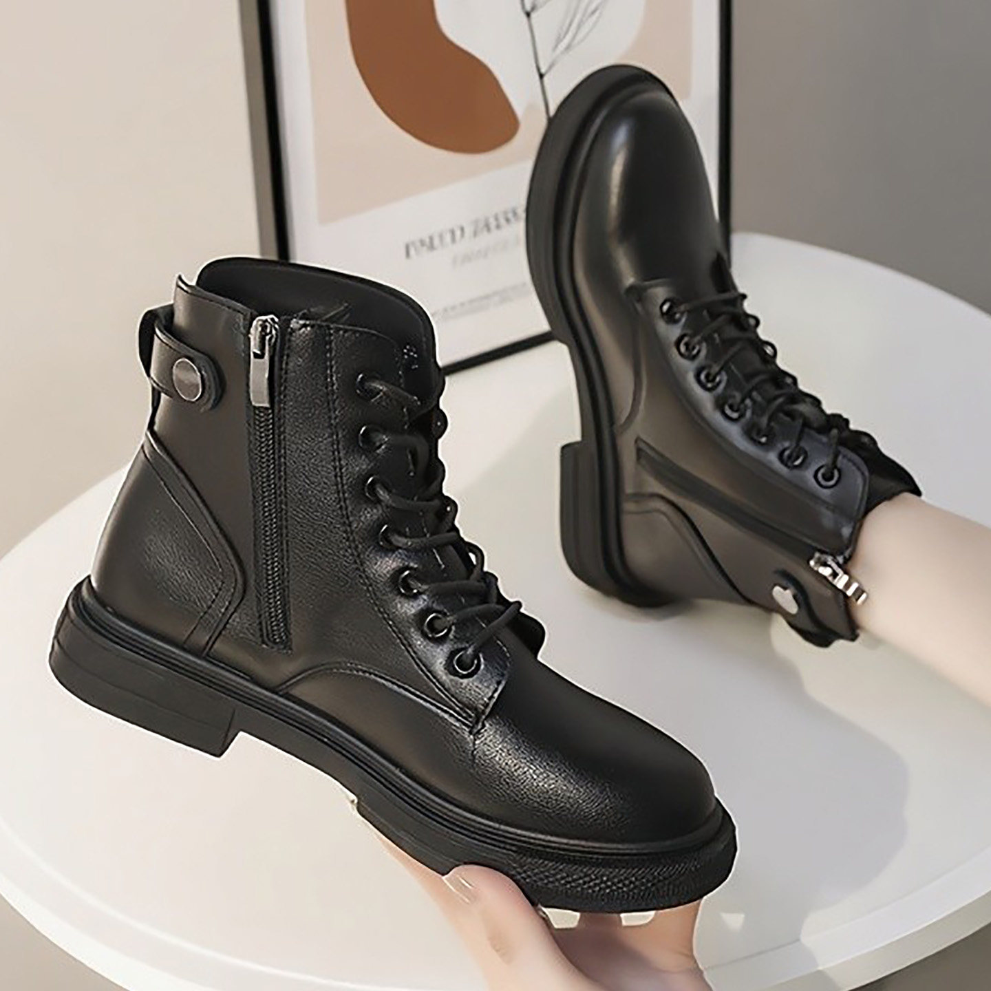 马丁靴女秋冬新款黑色平底短筒短靴英伦风加绒百搭防滑机车靴鞋子