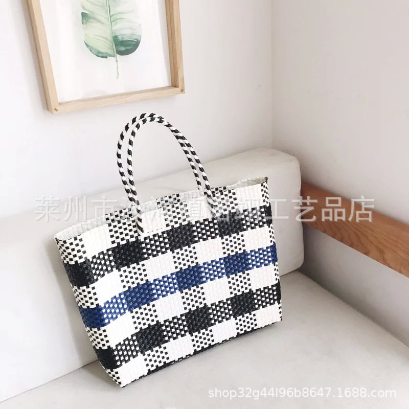 2018新款日韩外贸塑料手编清新格子女包单肩包竖款购物袋厂家