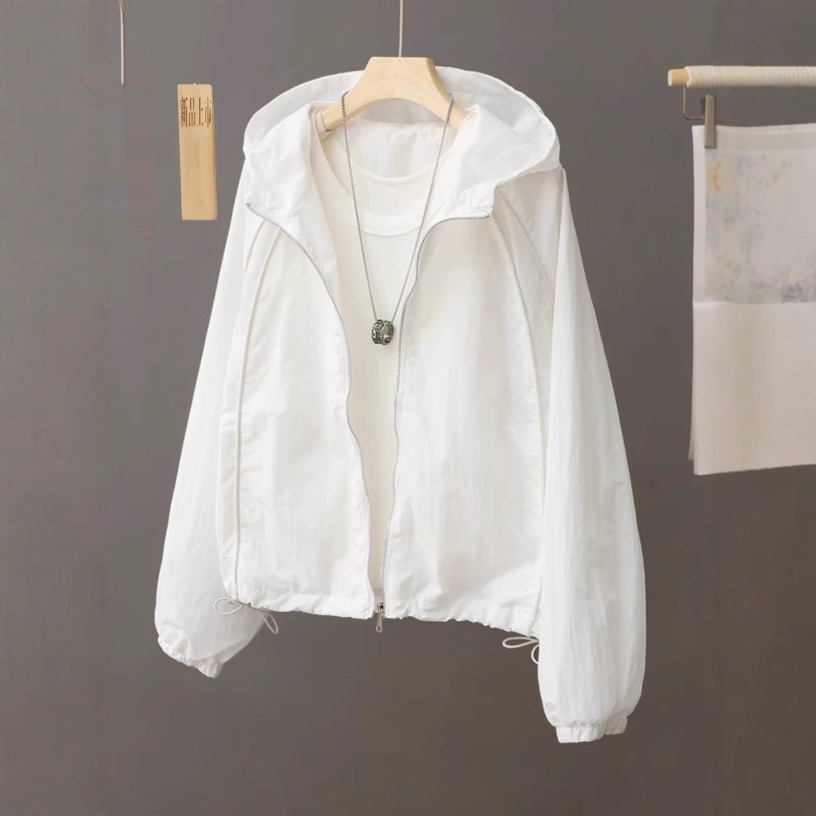 白色连帽防晒冲锋衣女夏季新款薄款女款休闲短款风衣夹克外套春秋