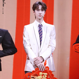 新年酒会年会歌手演出发型师想黑条拼接双排扣白色西服9062