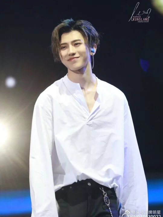 蔡徐坤同款衬衫演出跳街舞台发型师简约打底开叉套头长袖寸衫3035