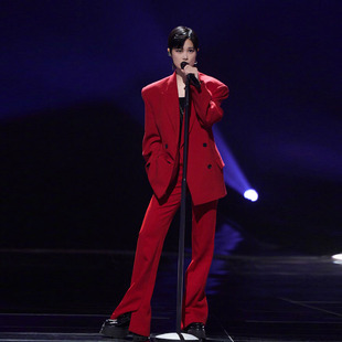 年会歌手演出裤脚开叉走秀直播艺考发型师女大红色西服套装2018