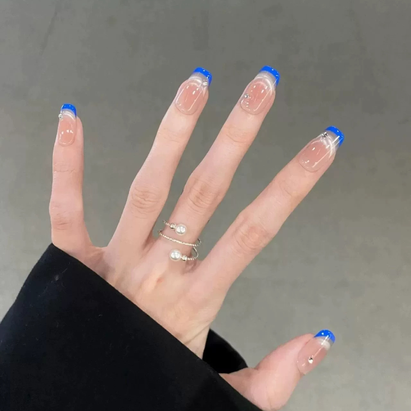 2025新款克莱因纯手工蓝色穿戴甲短款显白猫眼气质法式指甲贴片