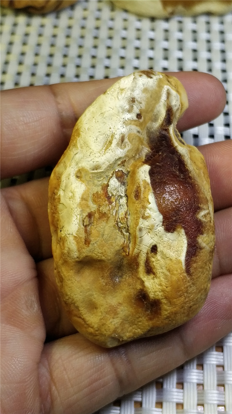 纯天然妖孽白花蜡琥珀海漂原石