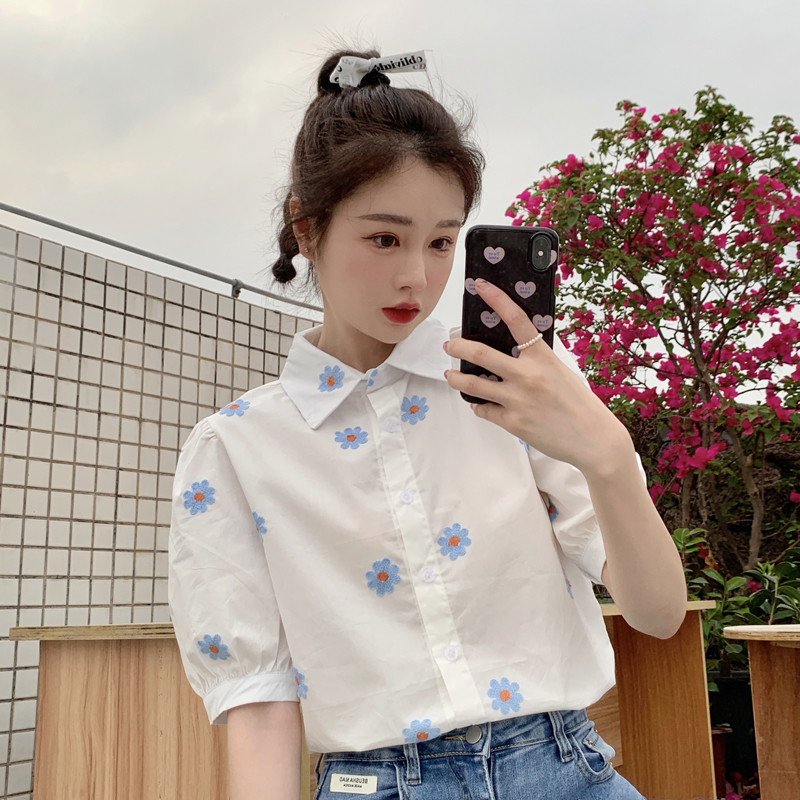 2021 summer new style gentle wind design minority French blue shirt embroidered Daisy floral top girl