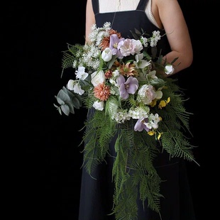 仿真花文竹水滴手捧花森系绿叶瀑布型花束混搭摄影影楼旅拍室外