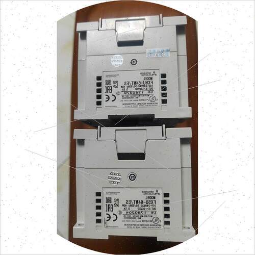 议价FX5U-64MT/ES,实物拍摄,成色尚可,盖板齐全,功能