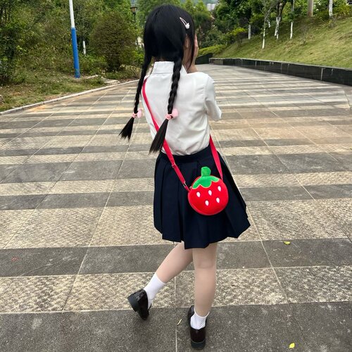 搭配 JK 制服的草莓包包也太乖了甜妹穿搭！可爱毛绒草莓斜挎包女