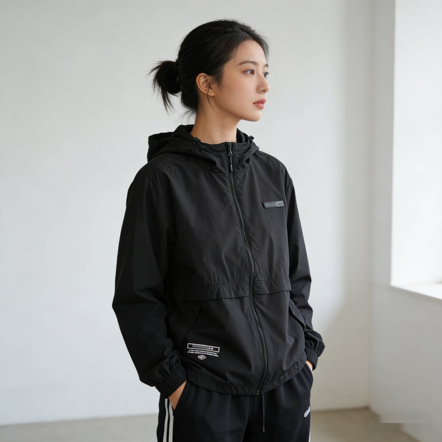 韩版女士运动休闲短款薄外套黑色连帽长袖风衣春秋季速干上衣W109