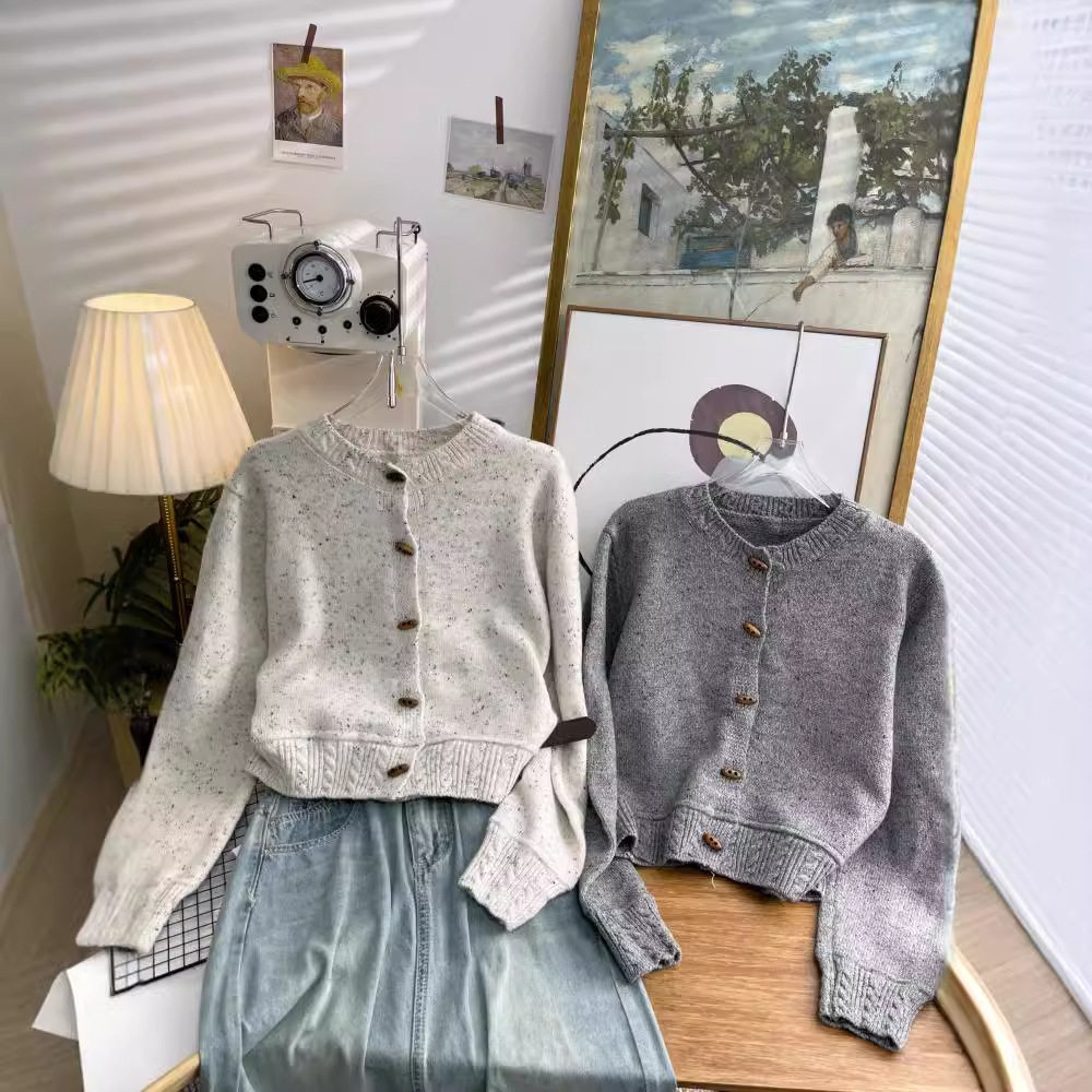 圆领杂线下摆麻花纹牛角扣长袖毛衣 短款休闲上衣针织衫开衫外套